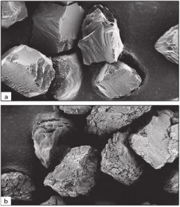 图 3.13 单晶 a) 和多晶 b) 合成金刚石晶粒形状的比较（SEM，450X）。